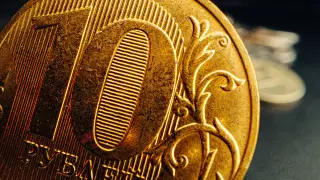 Что происходит с рублем и как это отразится на тенге, рассказали экономисты