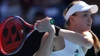 Елена Рыбакина с волевой победы начала защиту титула на Уимблдоне