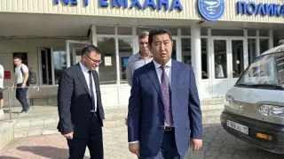 Аким области без предупреждения приехал в больницу Петропавловска после череды жалоб в сети