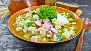 Врач рассказала о вредных ингредиентах окрошки