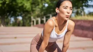 Дезодоранты не спасают: что делать, если сильно потеете летом