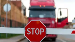 На границе с Китаем закроют автомобильные пункты пропуска на 1 день