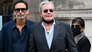 Дети Алена Делона подали в суд на спутницу отца: “изолирует и угрожает“