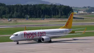 Туристы оказались в тюрьме за съемку стюардессы "тайком"