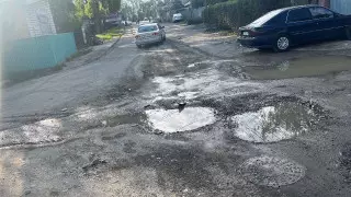 "Все только на бумагах". Алматинцы пожаловались на разбитые дороги