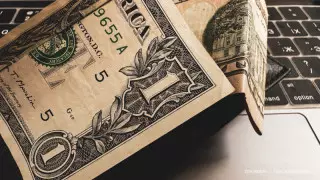 Курс доллара начал неделю с роста