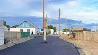 Столб посреди дороги. Ремонт улицы высмеяли жители Акмолинской области