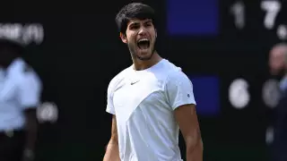 Рассмешил в прямом эфире: 20-летний чемпион Уимблдона выронил трофей