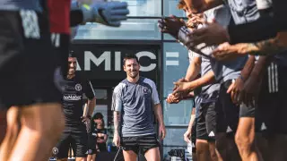 Месси и Бускетс прошли "коридор": как в клубе MLS встретили звезд