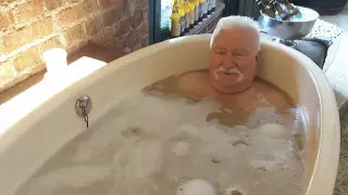 Экс-президент Польши принял пивную ванну после жалоб на пенсию