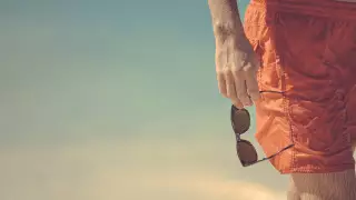 Глава кыргызского ГКНБ запретил министрам загорать в шортах на пляже