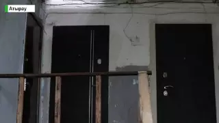 Жители Атырау рискуют остаться под завалами аварийного дома
