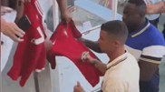 Оттолкнул футболку "МЮ": у видео с реакцией Роналду появилось продолжение