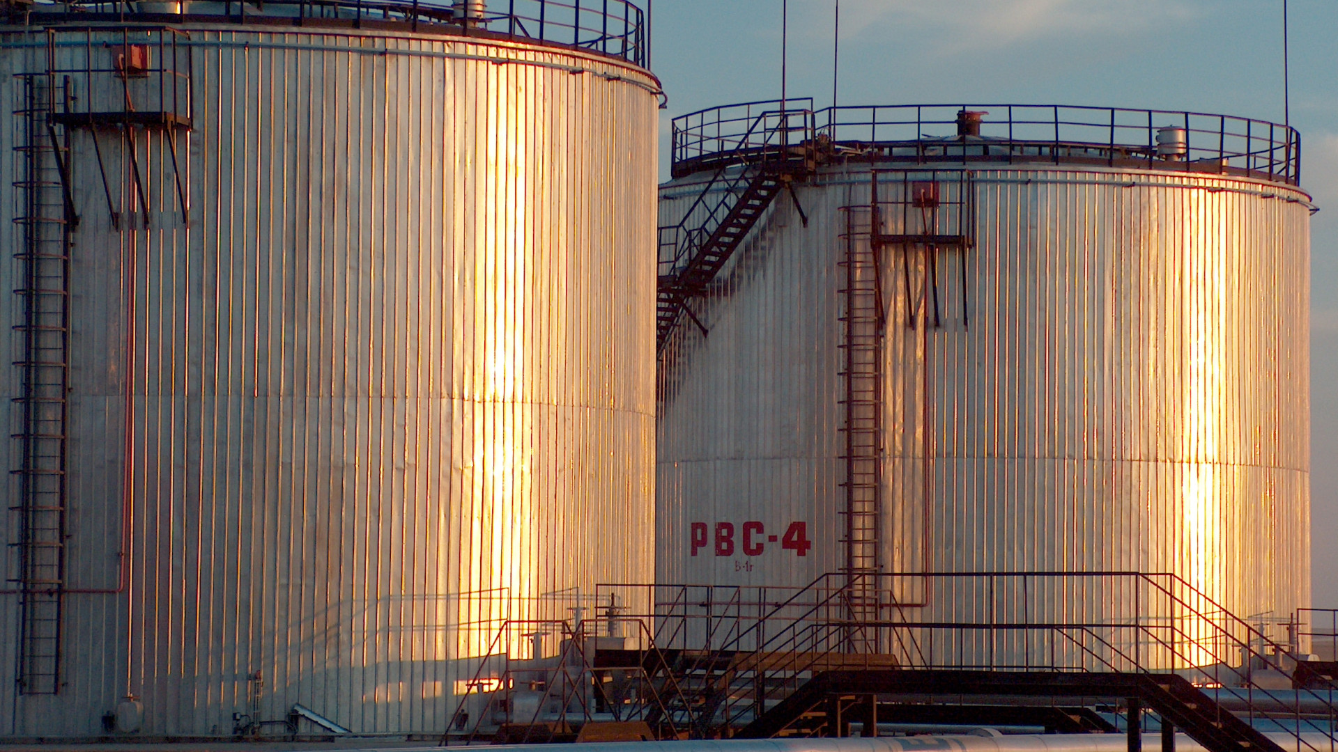 Нефть тоо. Тюмень нефтегазовая столица россии. Нефтегазовая промышленность. Нефть фон. Нефть тоо.