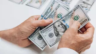 Названы зарплаты топ-менеджеров ключевых госкомпаний Казахстана