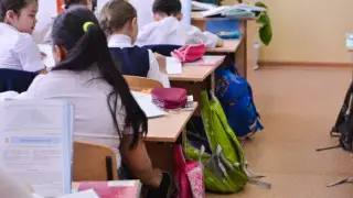 Баланы "жұрттың баласынан" қалдырмай мектепке 6 жасында берген дұрыс па?