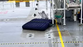 Унесло на матрасе в море: появилось фото спасенных в Мангистау девушек