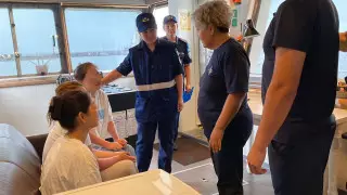 Унесло на матрасе в море: стали известны подробности спасения девушек