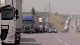 Очередь из фур скопилась на границе с Кыргызстаном