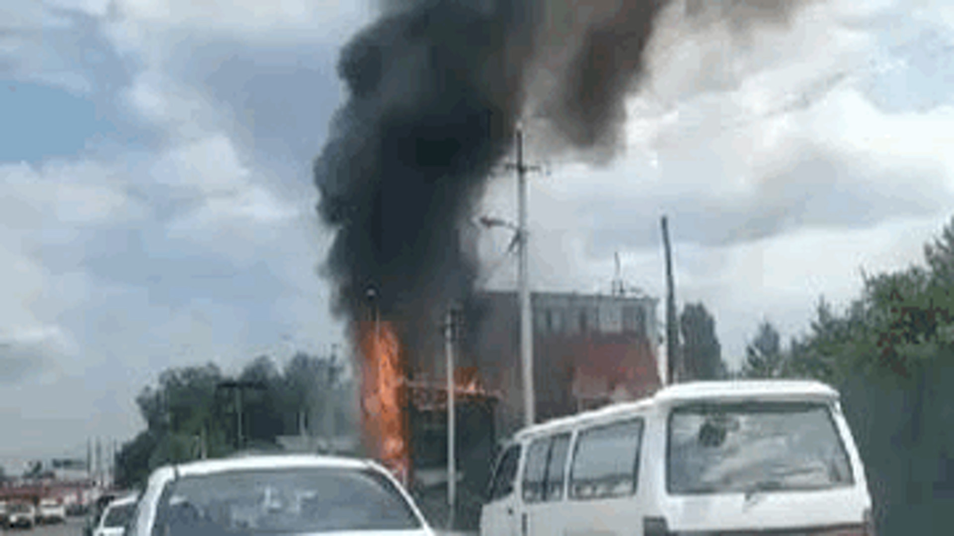 пожар в алматы сегодня. 02. пожар в помещении. пожар в алматы сегодня 2023. огромный пожар.