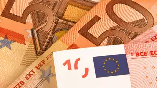 Названы официальные курсы доллара, рубля и евро на 1 августа