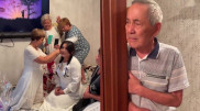 Заплакавший на проводах внучки дедушка растрогал Казнет