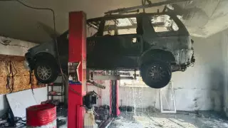 Вспыхнувшее авто спровоцировало пожар на СТО в Караганде