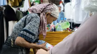 Чай, вода и заработок: истории женщин-работниц барахолки в Алматы