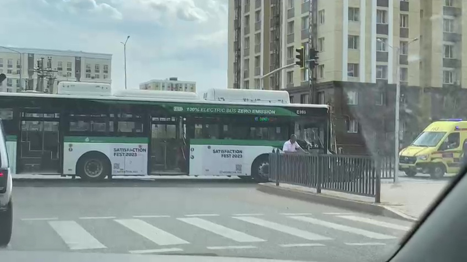 Авто врезалось в автобус с пассажирами в Астане. Есть пострадавшие: 02  августа 2023 18:45 - новости на Tengrinews.kz