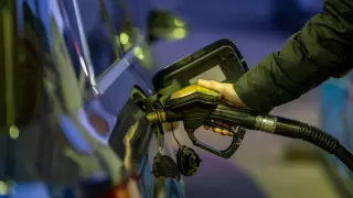 Названы две опасные ошибки при заправке автомобиля в жару