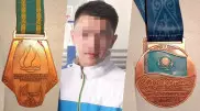 Казахстанский паралимпиец продает свои медали, чтобы купить лекарства матери
