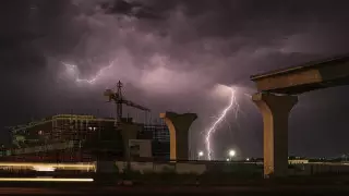 Молния ударила в LRT? Необычный кадр сняли в Астане