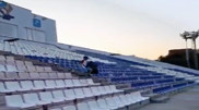 Юные болельщики собрали мусор со стадиона после футбольного матча в Уральске