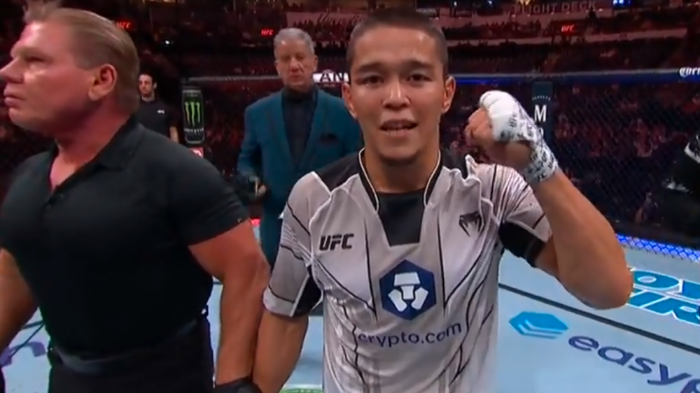 Асу Алмабаев одержал досрочную победу в первом бою в UFC