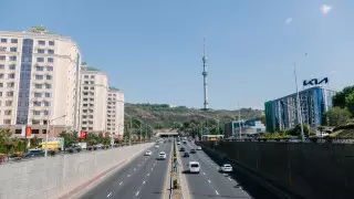 Большой участок проспекта Аль-Фараби в Алматы перекрыли