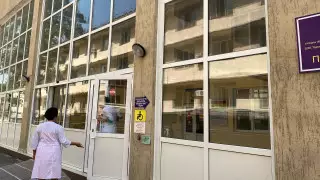 "Екі қолы, үстінің бәрі қан ер адам алдымнан шықты". Жұмыс орнында өлі табылған медбикені күдікті 5-6 рет пышақтаған