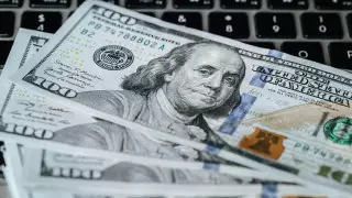 Курс доллара снова растет на торгах