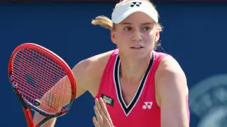 Елена Рыбакина выиграла матч "под дождем" в Канаде
