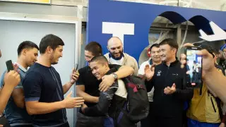 Подарки от UFC: Асу Алмабаев сделал сюрприз одноклубникам