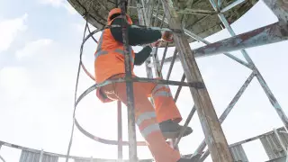 Двое рабочих упали с 15 этажа на стройке в Астане