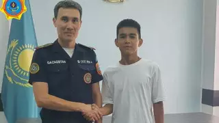 "Прыгнул прямо в тапочках". Восьмиклассник спас тонущего в канале школьника в Темиртау