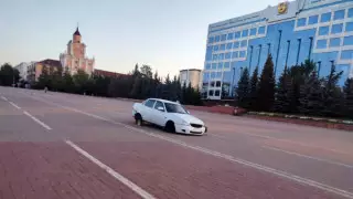 Белая Priora устроила переполох на площади перед акиматом в Костанае