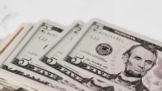 Названы официальные курсы доллара, рубля и евро на 16 августа