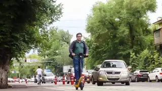 Самокаты и мопеды: как водителям разойтись в одном потоке