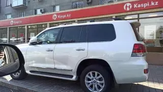 Припаркованный Toyota Land Cruiser возмутил алматинцев