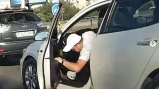 "Харкают из машин": как привлекают водителей-"верблюдов" в Алматы