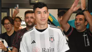 "Сделал когти" и спел песню: Бахтиер Зайнутдинов встретился с фанатами "Бешикташа"