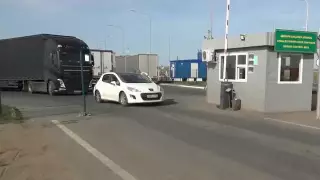 Поток машин и людей через казахстанскую границу резко вырос