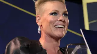 Pink изменила слова своего хита в поддержку Бритни Спирс перед разводом