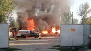 40 газовых баллонов загорелись на заправке в Саймасае: 2 человека пострадали